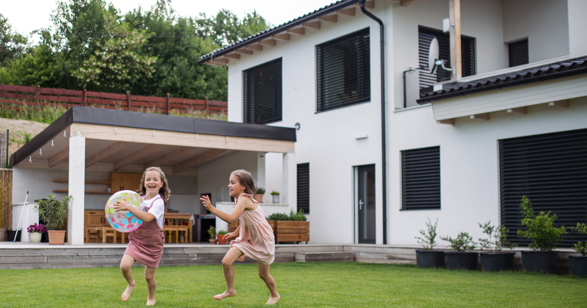 Il ruolo delle case ecosostenibili nellepoca della transizione energetica bambini che giocano